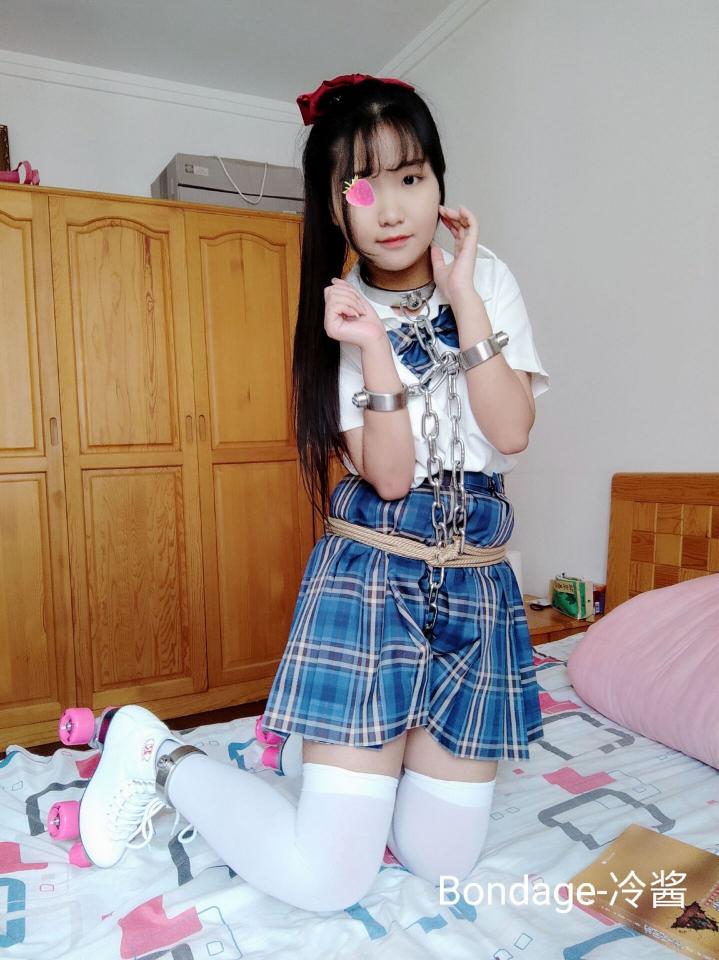 【冷の自缚套图】jk制服轮滑白丝少女连体镣铐自缚，绳子固定铁股绳套图，欢迎关注大号id冷少与贝娘，接自缚定拍详情见大号视频 - 接自缚定拍