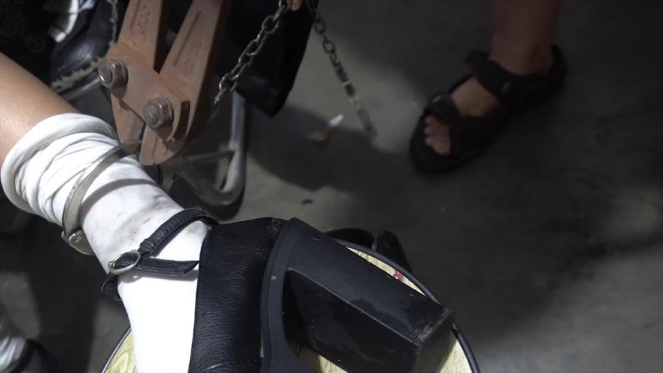 魔法摄影工坊--【新模小翼 雨天小事故】 拍摄了一半时 脚铐突然故障打不开了... <br>拍摄雨天小漫步新篇时 该换道具的时候 结果小翼不知道怎么搞得把脚铐的钥匙强行反插进去了...导致无法开锁也拿不出来<br>而且拍摄的时候脚后跟也磨破了 只能中断剧情拍摄然后第一时间赶回家想办法打开了..