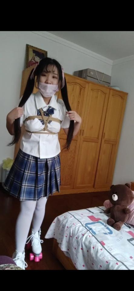 【冷酱自缚011】双马尾白丝jk的连体镣铐+轮滑鞋自缚 下载后解压，解压密码leng 解压后改后缀为 .mp4<br>双马尾，jk，白丝，镣铐应有尽有。这次主要是实验了双手铐在背后的情况下，穿轮滑鞋的平衡性怎么样。