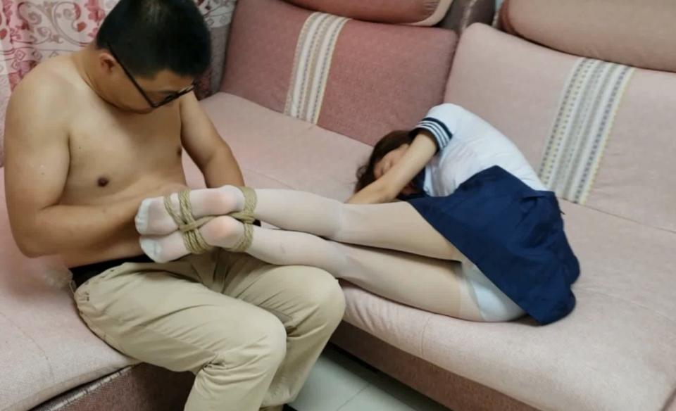 莹莹TK私拍《小偷的艳遇》 片长1小时，1080p全高清拍摄。剧情如下《我叫马三，一个地地道道的“街溜子”，靠小偷小摸度日，这天刚偷到一个笔记本想开溜，不料遇到女主人回家，这个小姑娘是个练家子，非要报警抓我，怎么恳求都不放过我，情急之下把她弄晕，看到她的白丝嫩脚，我的tk欲直涌心头，这不就是我的艳遇吗....》本片为一往情深绳艺工作室定拍作品，版权所有，定拍咨询qq1002871968 客服qq906267332 欢迎定拍咨询交流。“网盘文件为压缩包，统一解压密码ywqs”