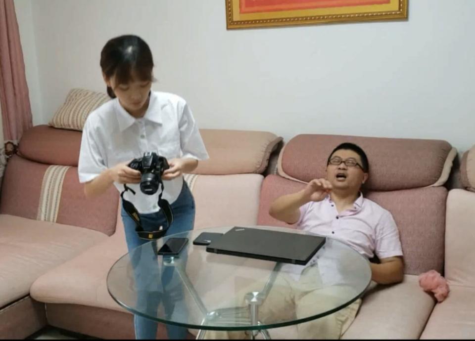 莹莹私拍《荒唐的“售后服务”》 片长28分钟，1080p全高清拍摄。原剧本如下《男主：杨先生 消费者，购买到了橘子公司的问题产品，<br>女主：小王 橘子公司工作人员（身着裤装制服，可以在里面穿护膝）<br><br>1.<br>男主手持一商品（电子产品，手机等），打电话给橘子公司，投诉商品质量问题，橘子公司表示会派职员上门核查具体情况。<br>参考台词：<br>“我要投诉，你们公司这个产品有质量问题啊”<br>“你们会派人来上门来检查的是吧？”<br>“行，那我等你们的人上门来检查”<br><br>2.<br>敲门声响起，男主起身开门，女主进门，表明是橘子公司员工，叫小王，受公司指示前来检查商品。<br>参考台词：<br>“杨先生您好，我是橘子公司的小王，按公司指示前来检查您所购买的商品，我可以进来吗？”<br>男主将女主领至客厅沙发坐下，茶几上摆着有问题的电子产品。示意女主检查一下。女主摆弄了一番，发现无法使设备正常工作。女主起身站在男主面前向男主表示抱歉。<br>女（站着说）：“杨先生，非常抱歉，我们的产品给您带来了不好的体验”<br>男：“就这个态度？”<br>女（鞠躬说）：“杨先生，非常抱歉”<br>男：“没有诚意啊”<br>女主跪下说：“杨先生，非常抱歉”<br>男：“道歉头抬这么高干啥”<br>女主把手放在膝前把头低下，再次道歉说：“杨先生，非常抱歉”<br><br>男主表示勉强接受，愿意谈谈赔偿，按照橘子公司的标准，这类问题退1赔3，购买价1万元，退1万再赔3万，造成的不便额外再赔偿1万，总共5万。<br>女主抬头表示这样的赔偿会让她丢掉工作，双手搭着杨先生哀求他不要把这件事情上报给公司，并表示愿意做任何事。男主表示很有兴趣。<br>参考台词：<br>女：“杨先生，这样的赔偿会让我丢掉工作的，求求你不要把这件事情上报给公司，你让我做什么都可以”<br>男主从沙发上起身走到女主身后，蹲下来抓起女主的脚准备脱她的鞋子，女主挣脱了，坐在地上，男主表示不满意，质问女主：“小王，你是想要你的鞋子还是你的事业？”女主犹豫了一下。男主说：“还是工作重要吧，赶紧过来”。女主跪回刚才的位置，女主请求男主不要这么做，一边男主脱掉女主的鞋袜扔在一边，抚摸着女主的脚底（还可以掐掐脚趾，戳戳脚底，闻闻亲亲啥的）。<br><br>3.<br>摸了一会儿之后，男主拿来狗绳套在女主的脖子上，牵着女主在客厅走了一小圈之后坐在了沙发上，男主招呼女主坐上沙发，把脚放在自己裆部，进行足xx，尽兴以后又摸了一会儿之后让女主趴在沙发上，脚底朝上放在自己裆部，接着抚摸。一会儿之后拿出了手铐和绳子/脚铐，女主想拒绝，男主再次以女主的工作相威胁，把女主的手铐在了背后，两脚捆住/烤住接着放在自己裆部。并表示因为橘子公司产品给自己带来的问题，要打女主的脚心作为发泄，然后拿来工具按着女主的脚踝开始打女主的脚心。停手之后，女主询问男主这样是否可以原谅自己，男主表示这才刚刚开始，然后将女主扶起来坐在沙发上，自己站着伸手开始解女主的衣扣……（解第一颗扣子的同时镜头往旁边移，作为该镜头结束）<br><br>4.<br>女主在沙发上/床上抱着男主，头靠在男主胸上，男主正在给橘子公司打电话，表示产品的问题女主小王已经帮他解决，没有任何问题。挂掉电话，男主解开女主脖子上的狗绳，示意女主可以离开，随后走出镜头。女主穿上鞋袜，离开....本片为一往情深绳艺工作室定拍作品，版权所有，定拍咨询qq 1002871968客服qq 906267332欢迎定拍咨询交流.“网盘文件为压缩包，统一解压密码ywqs”》<br> 