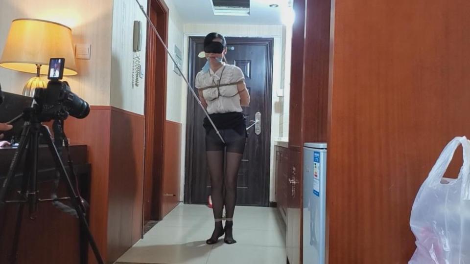 面试磨难之走绳 A bondage-themed interview ordeal involving rope walking.