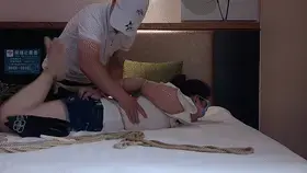 茶艺师静静第二部直臂驷马挠痒痒，静静已经麻木了 茶艺师静静第二部直臂驷马挠痒痒，静静已经麻木了！很多朋友说想看挠痒痒的，江山就满足了，给挠了脚底板，还用牙刷刷了刷，估计是丝袜带着防滑底，牙刷效果不明显。但是腰腹的地方，挠痒痒就看出来静静很怕了！超大程度的颤抖。也第一次带了口球，反正吧，人生很多的第一次，都给了江山了。<br>江山，3516763647，静静呢，可以接定拍！