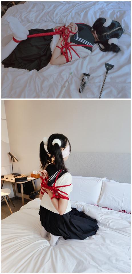 【咕咕精】学霸少女亲身测评体验生活中常见的挠痒道具~到底哪种TK道具最痒最刺激呢？ 捕捉到一只高考结束后来体验的学霸少女，稳上985的学霸~而且还是游泳运动员，严格控制体脂率的身材超级棒，高挑纤瘦又健康的感觉。<br>妹子虽然之前看过我微博推特的作品，但还是第一次实际体验，有点害怕和紧张。所以这一期打算拍一期“轻松而有趣味性的作品”，让妹子放松下来。所以本期的主题是“测评实验向”：用少女的足底来测验到底哪种挠痒道具效果最好，最痒最难以忍受。<br>本期准备了六种生活中常见的TK工具：手指、梳子、牙刷、电动牙刷、电动牙刷马达、电动剃须刀的电动旋钮。我们会将穿着jk制服和白丝的双马尾少女用后手观音 驷马的方式紧缚起来，然后依次测试以上各种挠痒道具的效果：<br>【猜字游戏】：用挠痒 工具在少女的白丝脚底上写字，让少女集中精力感受脚底的痒感，猜测写的是什么字。少女会为了猜测脚心的字集中精力感受脚底的痒感，让本就痛苦的痒感加倍~而且为了正确猜中脚心的字，少女还需要极力忍耐让她求生不得求死不能的痒感不能乱动，因为一乱动就更加容易猜错了~<br>到底哪一种挠痒道具才是最痒的呢？请大家亲眼鉴定吧~<br>定拍/交流/咨询/绳模应聘/客服QQ3135427957<br>