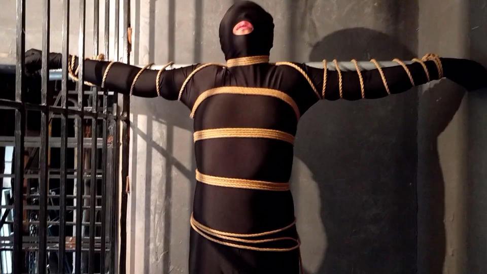 【影片名称】【丽佳定拍】编号Y126：[Nue男]铁笼镣铐黑衣男麻绳捆绑扼颈[不可描述](高清长片) 本视频由丽佳美苑出品<br><br>请千万不要在线解压，以防资源被和谐！<br>丽佳美苑接受定拍，接手剧本，接收演员，承接合作。<br>有意请加QQ:1070008122，微信:TR_Image。<br>验证请注明“定拍合作”<br><br><span style='color:#b0b0b0;'>[隐藏文字，购买后可见]</span>