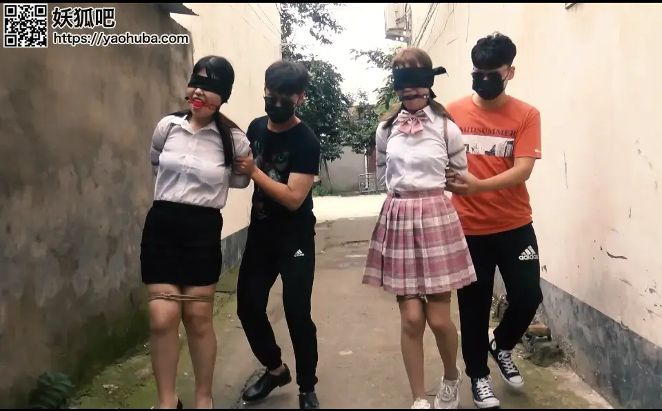 新片《落难姐妹花》第一集 大家期待已久的 落难姐妹花出炉了，一对姐妹花被，堵嘴蒙眼，驷马捆绑，地牢囚禁，到最后被装麻袋贩卖，想知道姐妹花怎么被贩卖的，请欣赏原视频 QQ461999667