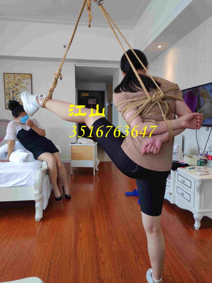 第二对母女之女儿小高手紧身裤+单腿吊 看过第一部的同好朋友都知道，这个女儿是喜欢摆臭脸的。单腿吊的时候江山把另外支撑腿也手工抬起来了，所以女儿很轻松的又给江山一个臭脸！！但是江山还是坚持吊了她！母亲在一边看着，边看边鼓励！鼓励女儿坚强！！<br>这对母女也可以定拍！<br>3516763647.模特均可以介绍
