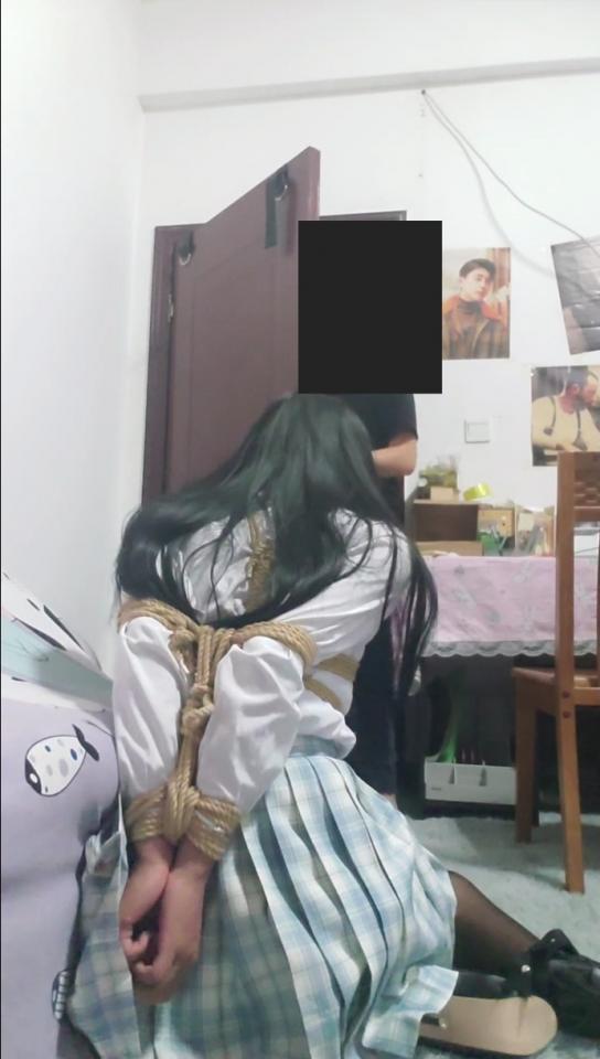 她跟我说标题是小伪娘的训练器榨精第四部 我这家教的学生真是够骚的，原来妖狐吧里面这个人就是她，我说这么眼熟的。<br>事后她跟我坦白了一切，却不知我也是圈内的，碰巧赶上她拍第四部的时候撞上了。<br>这家伙可骚了，后面插着巨大的滚珠塞，据说走路会撞击内壁，前面也玩着五个[不可描述]的头龟训练器呢，连我都坚持不了多久，看她这么骚所以给她开到最大也是不过分的。还穿着16cm的带锁高跟鞋，给她上皮拷限制她好了。罚她站，让她不好好学习。<br>