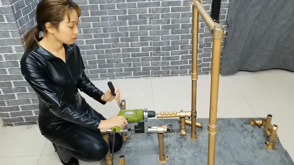 HD飞天原创:欧式风刑架把云儿固定在坚硬的水泥板上，组合式手动、电动2用摇摆炮机猛烈开火把骚奴伺候GC至失禁...... 云儿对主子说，发现一个欧式风刑架图片，随即主子用了一个月时间，为骚奴制做了这个奇里古怪的东西，骚奴一见，奴性不由而来，一固定上去，水泥板太硬了，狗爬式的动作也太难受啦，加上TK、SP拍打浑身疼的要死，哈哈，玩就玩个爽，把加长阴栓CHA入，用绳子连住头套，头不由自主地抬了起来,在来点大奖励，把组合式摇摆炮机按上去，即能电动，也能手动操作，向骚奴猛烈开火，残酷呻吟顶不住，越哼哼顶不住，越加大功率伺侯，见到骚味就结束......<br>需要定拍的客户请加QQ272728243并且面向圈内长期招聘女M、女绳模