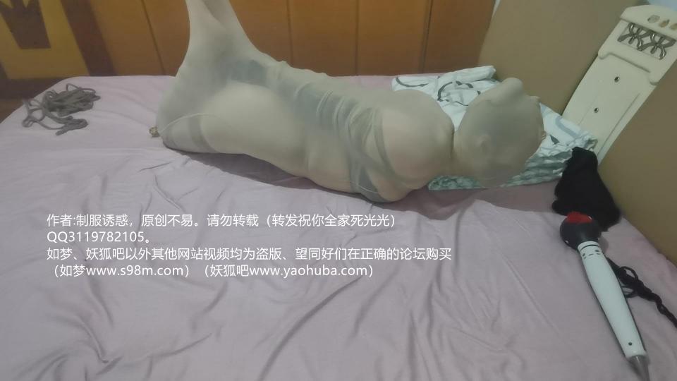 『我的媳妇』第十一弹、后手高强制[不可描述]那口水哗啦啦的、爽完叼个小烟好享受哇、再来驷马塞个全包丝？ 片名：0814<br>时间:1小时34分钟<br>大小:3.38G<br>格式:rar<br>发现现在的盗版的好猖獗哟、<br>盗图盗片连文字都盗你咋不上天？<br>如梦、妖狐吧以外其他网站视频均为盗版、望同好们在正确的论坛购买<br>同好们认准了<br>失效站内信联系我<br>丝袜穿上好干活<br>后手高、话太多了给你带球球让我静静<br>还斜眼看我看我呆会怎么收拾你<br>这口水哗哗的<br>让你嗨皮会、<br>放下抽根烟、说了句好享受、哈哈哈<br>换个方式堵<br>驷马加个全包丝袋<br>废了我老大的劲才套进去<br>还想再套几成的那个累阿<br>实在套不了、弄的我满头大汗的<br>很难受、鼻子不通气留的鼻孔眼较小<br>哀嚎声一阵阵的<br>刚解开就蹦跶、开始溜了<br>不乐意的颜色，哈哈哈<br>这在干嘛你们懂的<br>后面就剪掉不发了<br>自己幻想去哈<br>请勿转载、谢谢<br>