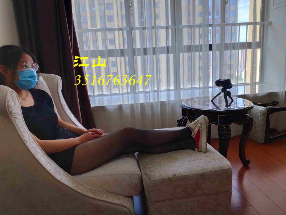 母女系列爱摆臭脸女儿第二部来了！ 母女系列爱摆臭脸女儿第二部来了！女儿黑衣黑裤黑丝袜，酷酷的不得了！乌黑长发白皙皮肤，很有范儿的一位美女。爱摆臭脸是唯一的毛病，据说是因为平时就是老大，所以自带威严范儿，所以即便是绑起来之后，还是我行我素的，甚至偶尔对江山给予脸色给予恶言相向！！！！所以江山捆起来并不手软……