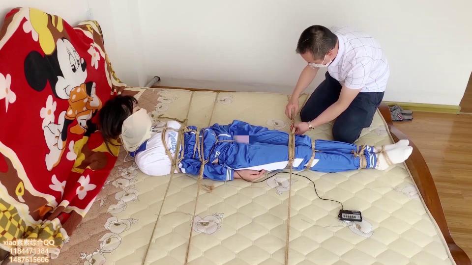 xiao素素：第二集：xiao素素校服运动鞋白色棉袜 被大叔TJ系列  第二集     xiao素素：第二集：xiao素素校服运动鞋白色棉袜 被大叔TJ系列  第二集    <br>                                    xiao素素QQ：14732122269  3147195239    主加1487615606<br>第一集：      女生穿蓝色校服，被司机大叔大字捆在沙发上，下面已经[不可描述]帮棒（内置），逐渐清醒  司机大叔用手TJ 加大帮帮的挡位 xiao素素gc过去<br>                    随后xiao素素写作业 因为下面有内置帮帮慢慢的有了感觉  作业也不写了 去床上带上手考和脚考开始ziwei起来   突然大叔发来信息让xiao<br>                    素素穿好装备带好bangbang去楼下见他！<br><br>第二集：女生背起书包出门，上车，汽车开走 到达目的地后，女生跟随司机进屋，司机示意女生躺倒床上 司机在女生大腿内侧和小肚位置贴上电极片，然后把女生绑在床上，50米绳子蛇缚的完全固定足，bangbang抵住裆部 。司机上床，一边用手抚摸女生全身，一边TJ，女生多次GC <br>女生小声说：我要……我要……  司机：哼，你倒是想得美<br>第三集：。。。。。。。。。。。。。。。。<br>第四集：。。。。。。。。。。。。。。。。。。<br>第五集：。。。。。。。。。。。。。。。。。。。完<br><br>                                                    其他几集暂时待续 文字。<br>                     解压密码：xss123<br>                  订拍-约拍体验-综合业务    xiao素素QQ：14732122269   3147195239  1487615606      <br><br>                     重点： 系列作品希望大家多多支持原创<br><br>影片时长：44分钟<br>影片大小：2020m<br>售价：17