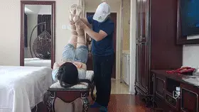 东方舞美女初试镜，84斤，江山绑过的人里面，最瘦的！小高手+蛇缚，在美女朋友注视下完成人生第一次绳缚！！ 东方舞美女初试镜，本集是东方舞美女第一次试镜的视频。虽然是第一次但是表现的很大方得体，尽管带着一个跆拳道的朋友来助阵，但是表现力以及配合度还是很优秀的。黑粗直的长发在拉驷马的时候掉了不少根，心疼的不得了！蛇缚美腿，确实很好看，跳舞的人腿部非常有感觉，很结实但是还没有肌肉感，绑的时候一道一道的紧而不勒，确实很不错。江山很喜欢这个跳舞的妹子。84斤，江山绑过的人里面，最瘦的！<br>江山，3401955913/3516763647两个号都在用。加的时候一个号没反应的话去另外一个号。