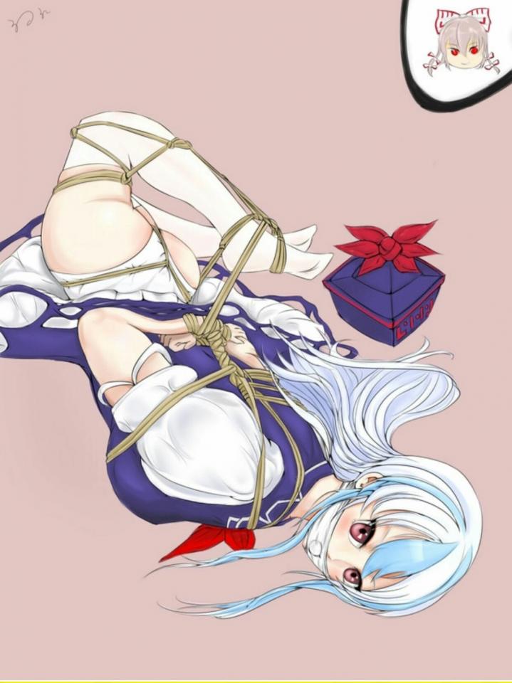 【晓声有声小说】自缚外出的少女第三章，本章为最后一章 原创工作室:晓声有声小说<br><br>想到这里，谢子颖又为唐芊芊戴上了口罩，这样一来，她的口球和丝袜也被挡得严严实实。对于谢子颖的目的，唐芊芊已经猜到了七八分，这家伙估计是想让自己被绑着夜行。果不其然，做完这一切的谢子颖绕到唐芊芊的背后，重重地拍了下室友圆润的屁股。“呜——”敏感部位遭到重击，唐芊芊立刻直起身，随之而来的是股绳上提带来的刺激感。一时之间，唐芊芊是直起来也不是，躬身也不是，陷入了两难的境地。<br>“今晚你的任务就是在隔壁公园里转一圈，一定要转到下面湿透为止，这是对你使用性感内衣诱惑我的惩罚。”谢子颖叉腰站在门口，她早已为唐芊芊打开了房门，看着室友艰难地挪动着脚步，一步一步地走出房门。<br>