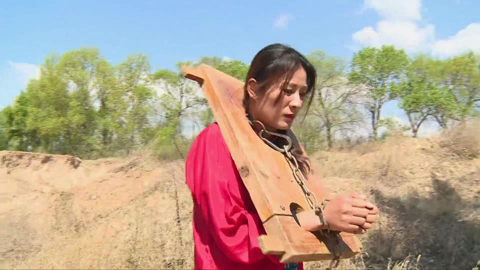  【丽佳-M48】红罪衣镣铐押解——女犯带枷脚镣长途押解，五花大绑插标砍Tou！ 丽佳承接客户定拍/约拍，招募女模特/女演员，新基地欢迎现场体验。<br>详询加QQ:3422510869，验证请注明：丽佳。<br>请千万不要在线解压，以防资源被和谐！！！<br><br><span style='color:#b0b0b0;'>[購入後に隠しワードが表示されます]</span>