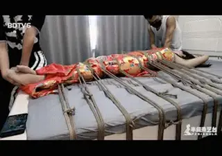 【半岛束艺台】【堵】【挠】YT769 美国用户定拍：布玛绚丽旗袍床挠 这个美国小哥哥光定拍买的旗袍都有好几千了，这次在台长的一再坚持下终于决定不再购买新旗袍而用上次穿过的（美帝真有钱），套路还是那个套路，这密密麻麻的绳子费了台长50分钟绑完，最后布玛的表现也算没有让我心血白费。★★★注：本台所有压缩包解压密码均为：BDTV【半岛束艺台】烟台绳艺原创工作室，全宇宙范围诚邀绳模(烟台、威海、济南、青岛等高铁直达城市优先)，不做精品只做生活，用镜头记录最真实的绳艺，纯净捆绑，健康游戏！为每一个热爱捆绑的朋友展示最纯粹的绳艺，为每一个客户用心打造属于您的专属作品。应聘、定拍请垂询QQ2245148409/微信peninsulastudio或扫描微信二维码，业务洽谈秒回，闲聊看心情，色情勿扰。点击欣赏更多(More Clips)<br>
