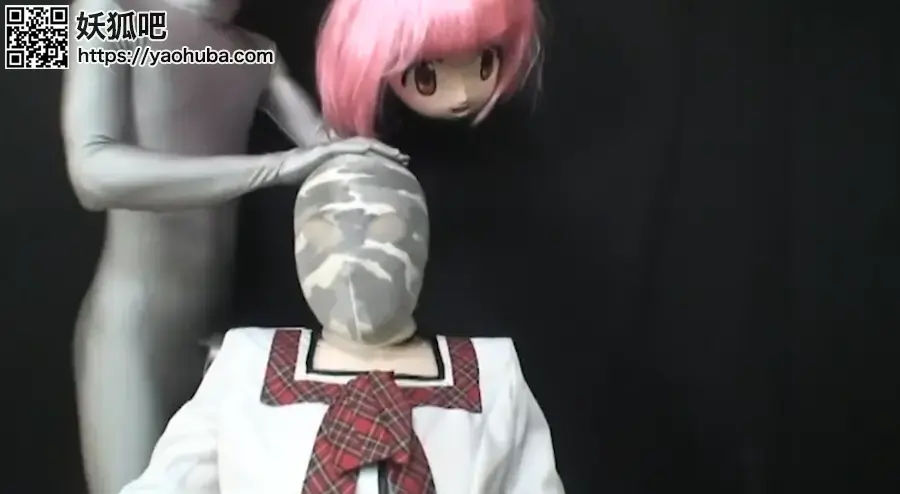 【绝赞多层丝袜】もこもこふかもこ重ね着アニメマスク【含超长特典映像】【颜出露脸】 もこもこふかもこ重ね着アニメマスク<br>新アニメマスクシリーズ第105弾リリースですよ!!着ぐるみマスク重ね着!ビニール詰め!!です。パンストのマスクの上にkigurumi肌タイを着せてさらにアニメマスクを被せてzentai遊んじゃいました。リモコンバイブを仕込んだりビニールにlatex詰めてプレイも堪能しました。オマケ映像では,パンストrubber生地のマスクを何重にも重ねさらにアニメマスクを被せリモコンバイブで逝かせて遊びました。余りの苦しさにマスクオフの瞬間,急にpantyhose酸素を吸い込んだので失神してしまいました。逝っちゃてる彼女の顔を見て下さい。気がつくと何処にいるのか一瞬迷っている顔も溜まりませんよ。<br><span style='color:#b0b0b0;'>[隐藏文字，购买后可见]</span>
