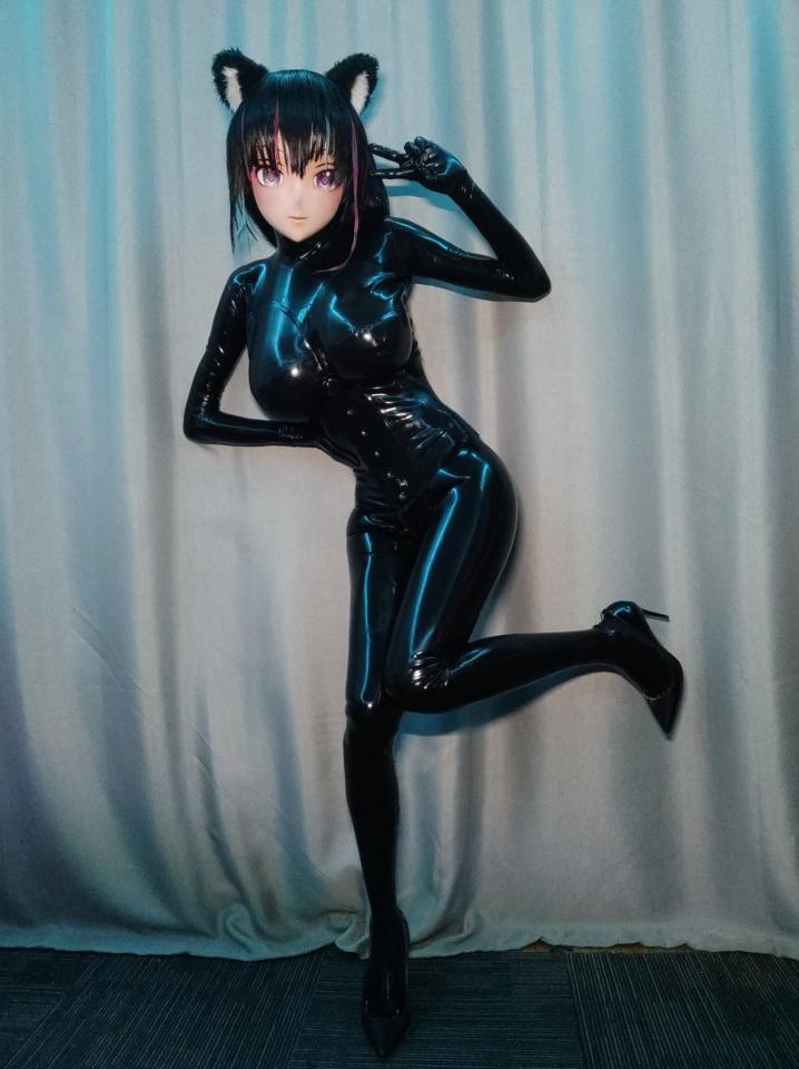 胶衣猫娘kigurumi露出play+室内榨O 这次是首次穿着新胶衣外出录制的视频，因为当玩手机电量不太够再加上小区没有路灯，所以怕手机没电就没有把屏幕调太亮，所以这次外出部分的画面会比较渣，而室内部分就没什么问题了。室内部分的话呢表面上是传统意义上的Breathplay而实际上到最后不是我没有X液了，而是我直接被二氧化碳麻痹了，所以说我已经感觉不到呼吸困难也不会有什么兴奋感，所以最后也就是差不多就收手了。