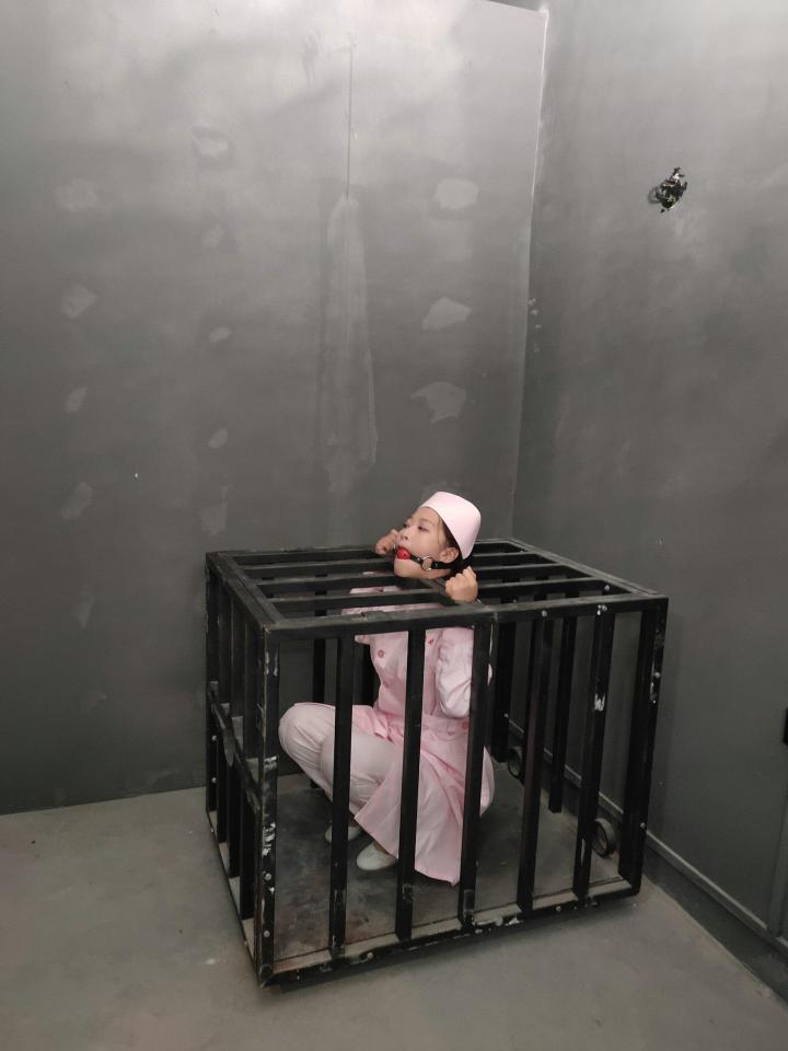 新片《拘束》下集 很不错的一部视频片，女护士被绑架回来被各种捆绑，囚禁笼子里，被固定在刑讯架子上，内容精彩，预知护士结局，请欣赏原片QQ461999667 