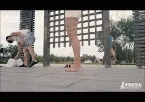 【半岛束艺台】【户外】【吊】【跳】YT731 拉丁蛇缚悬吊+蹦跶表演慰问园艺工人 户外定律之一：肯定遇到人，一场台长精心策划的隐秘户外悬吊之旅变成了给园艺工人的慰问演出......在这秋高气爽，阳光明媚的午后公园，穿着靓丽婀娜的小白裙，与台长兴高采烈的玩着悬吊，然而不知不觉中周围来了很多园艺工人，他们有男有女，有老有少，有的修剪枝叶，有的打扫卫生，有的席地而坐，有的直接理直气壮的看起了绳艺表演......脱掉她的高跟鞋，来一次众目睽睽下蹦跳回车的完美收官。<br><br>★★★解压密码：<br>peninsula2018<br>修改后缀名mp4，勿在线观看<br><br><br>【半岛束艺台】不做精品只做生活，用镜头记录最真实的绳艺，纯净捆绑，健康游戏！为每一个热爱捆绑的朋友展示最纯粹的绳艺，为每一个客户用心打造属于您的专属作品。联系方式QQ2245148409/微信peninsulastudio/推特Twitter@PeninsulaBound，业务咨询秒回，闲聊看心情，色情勿扰。<br>