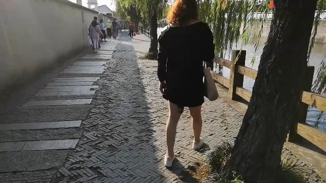 《偽娘小月變裝露出帶尾巴上海一日游》戴着尾巴最终露出来了給导游看见了怎么办？？？ 《偽娘小月變裝露出帶尾巴上海一日游》戴着尾巴最终露出来了給导游看见了怎么办？？？<br>定拍定制qq26846448 vx：mykbsm