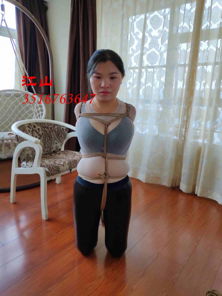 真真白色露乳纱衣，皮裤肉丝袜性感来袭！欧式直臂片足吊+狗骨头棒棒 真真白色露乳纱衣，皮裤肉丝袜性感来袭！欧式直臂片足吊 狗骨头棒棒。真真不亏是哺乳期刚过去没多久的女人，真是爆乳。后手直臂拉太紧，导致胸部直线突出，感觉要撑爆内衣，夺罩而出！！！真真是真的露脸拍摄了！！<br>真真，可以约到定拍。