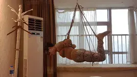 茶艺师静静爆乳紧缚，女王眼罩，蛇皮袜空中吊缚起舞 茶艺师静静爆乳紧缚，女王眼罩，蛇皮袜空中吊缚起舞。静静的胸也是爆乳，摆臭脸的女儿也是爆乳，看起来爆乳是可以遗传的。。。。捆绑的时候摸了摸，不仅仅爆乳，而且还结实，不像孩子这么大了的人。哈哈哈。讲说江山的丁字裤绑太紧了，就顺口问问有没有感觉，静静并没有回复，江山觉得吧，是给予的想象的空间……<br>茶艺师静静，欢迎定拍。37岁熟女，37的脚码，164身高，气质型美熟女。<br>江山，3516763647