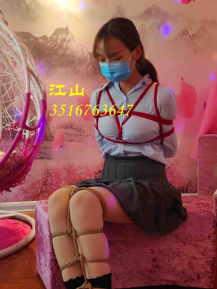 江山出品：新模影子美女初试缚，各种难搞又各种配合。话说美女看起来就是脾气大！ 江山出品：新模影子美女初试缚，各种难搞又各种配合。话说美女看起来就是脾气大！<br>之所以叫影子，就是因为她总是摇摆，从认识要拍摄，用去了半年的时间，期间各种不愿意又各种愿意。就像来拍摄了，还在拍摄期间讲自己的不愿意以及自己的愿意，总之就像摇摆人一样，所以名字叫影子。<br>但是影子确实硬条件好：168cm，97斤，D奶（捆的时候托了托，确实货真价实），19岁！腿长的不得了，胸大的不得了，让旁边小雏看着一直猛夸！<br>但是呢，视频中的对话可以清楚听到影子说，她想退了……一万匹尼玛跑过去了。。。。回家之后又说可以拍了……又一万匹尼玛<br>好在是后面还有机会…………两万匹尼玛呼啸而过……<br>影子，确实漂亮！