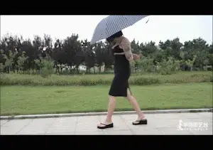 【半岛束艺台】【户外】YT721 伊莱娜后高手撑伞雨中人行道漫步 可怜的伊莱娜小盆友已经去外地复读了，虽然她罗列了一堆想体验的内容，但受时间所限并没有全部满足，抓紧最后的时间来一次大胆的户外散步。★★★注：本台所有压缩包解压密码均为：BDTV【半岛束艺台】烟台绳艺原创工作室，全宇宙范围诚邀绳模(烟台、威海、济南、青岛等高铁直达城市优先)，不做精品只做生活，用镜头记录最真实的绳艺，纯净捆绑，健康游戏！为每一个热爱捆绑的朋友展示最纯粹的绳艺，为每一个客户用心打造属于您的专属作品。应聘、定拍请垂询QQ2245148409/微信peninsulastudio或扫描微信二维码，业务洽谈秒回，闲聊看心情，色情勿扰。点击欣赏更多(More Clips)<br>
