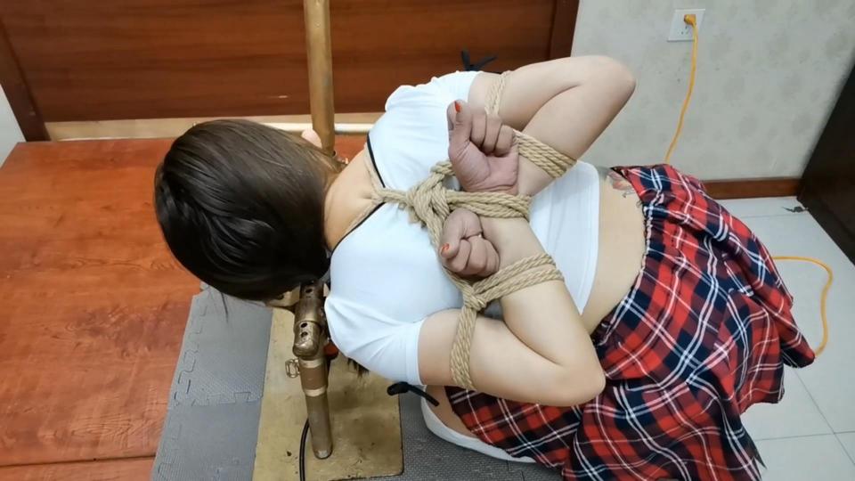HD飞天原创;SAO犬玲儿见到冲天炮机，跪求紧缚狂吻小家伙，随即脱下小内内，紧固上去被小家伙伺候的SAO水暴流,，好好享受TJ服务...... SAO奴玲儿做梦都想享受一次冲天炮机,正好来了，见到炮机跪求紧缚，猛吻小家伙，还觉得不过瘾，索求固定在冲天炮机上,一固定上去,夹子死死把lu头夹住,夹的乌乌直叫，随即sp重击，棒棒还不停地在刺激一下,顿时汗水、口水暴出，在加点刺激元素，开动大功率炮机，浑身摇动表示受不了,对这种SAO奴决不手软，不见SAO水决不罢手......<br>需要定拍的客户请加QQ272728243并且面向圈内长期招聘女M、女绳模......