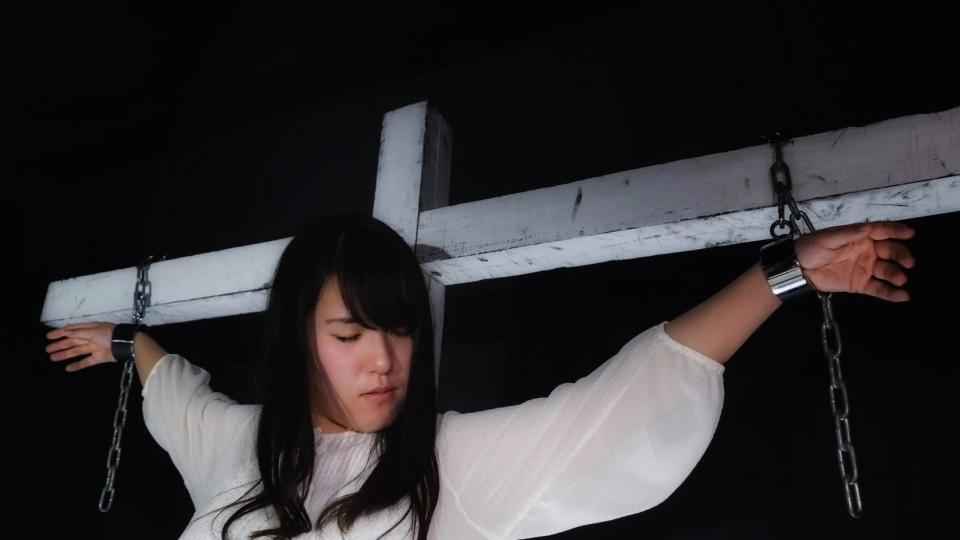 Cucifixion - A holy girl in white is punished cucifixion. [十字架]