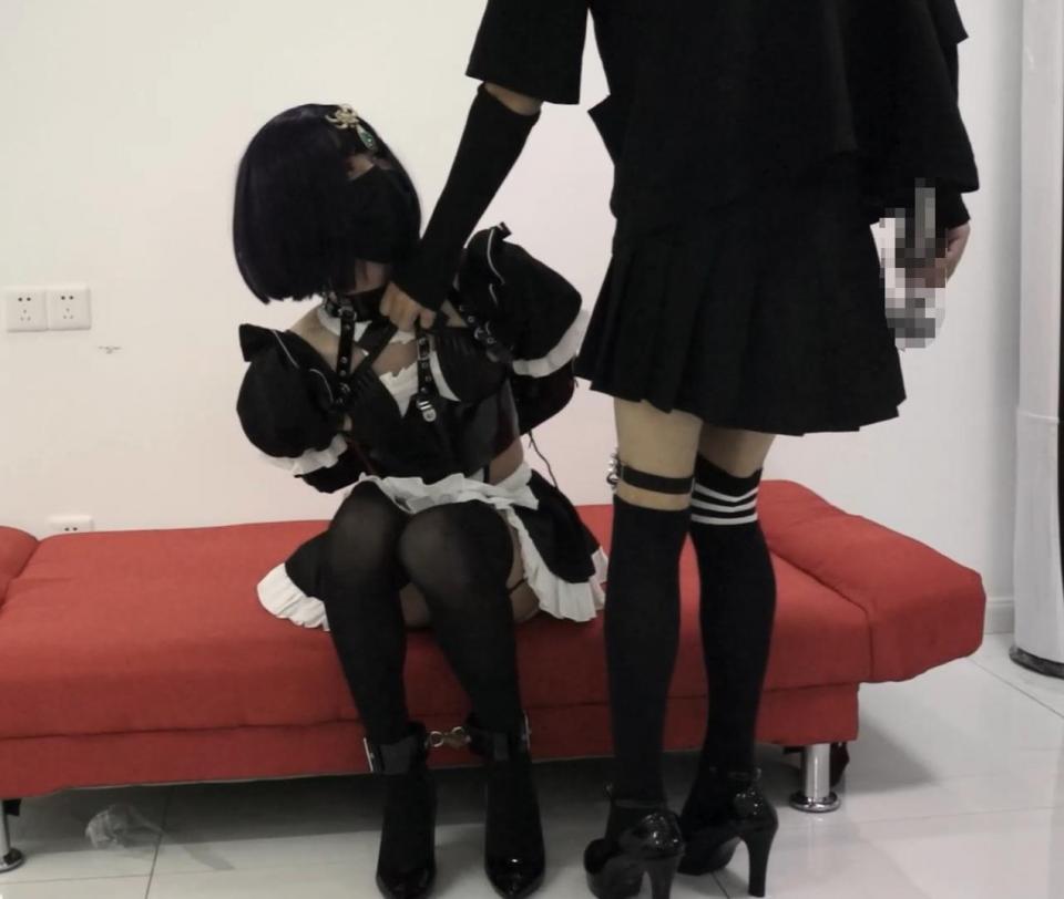 【Aki工作室】FGO 酒吞童子女仆装 伪娘cosplay 皮具拘束调教 强制gc 高跟踩踏 附赠开口器+遥控责 Aki工作室的第一作~ 这次是酒吞女仆装的cos，配合12cm高跟和皮具拘束，看起来非常色气~  担当s的是一只萌熊，萌熊的高跟腿子踩人真的很棒(小声) 后半段附赠了开口器 遥控[不可描述]责，希望大家喜欢~ <span style='color:#b0b0b0;'>[隐藏文字，购买后可见]</span>