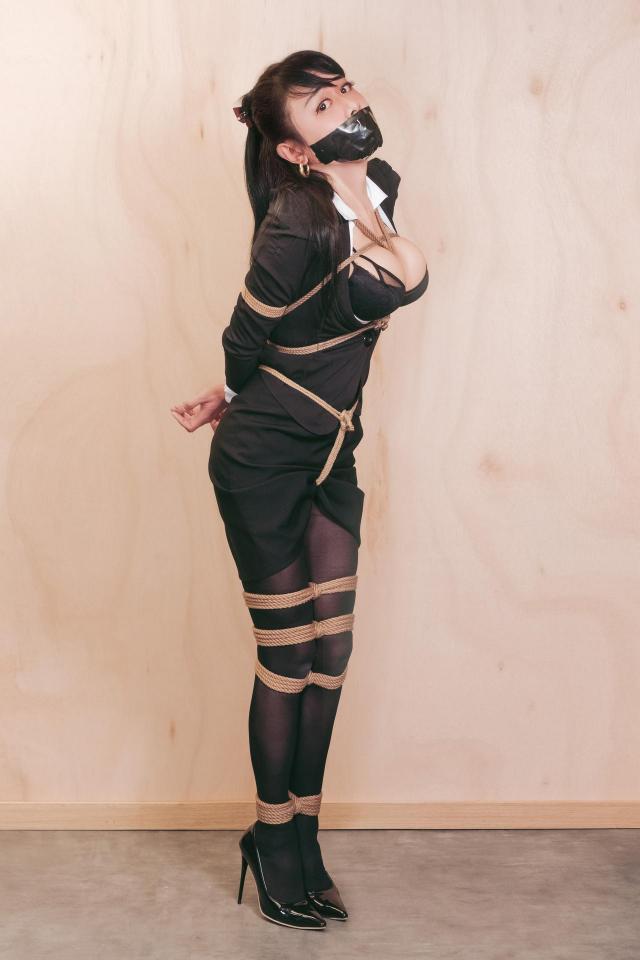 美女OL装捆绑堵嘴写真 [日式反绑,职业（正装领带）,丝袜,高跟鞋,胸缚,中国女孩,胶带,股绳,后手缚（低混乱值）]