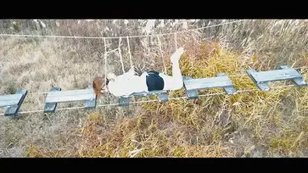 【半岛束艺台】【户外】YT806 鹿野游乐园计划三：命悬一线 这么好的设施既然开发商不会用，那就只好由本台接管了。这是一幅用语言难以描述的画面，它可以是唯美的，也可以是欲望的，禁锢在狂野中的铁索桥上，口水滴在荒草中消失不见，孤独和绝望的感觉。★★★注：本台所有压缩包解压密码均为：peninsula2018，修改后缀名为mp4观看，不要在线解压，必和谐【半岛束艺台】烟台绳艺原创工作室，全宇宙范围诚邀绳模(烟台、威海、潍坊、济南、青岛等城市优先)，不做精品只做生活，用镜头记录最真实的绳艺，纯净捆绑，健康游戏！为每一个热爱捆绑的朋友展示最纯粹的绳艺，为每一个客户用心打造属于您的专属作品。应聘、定拍请垂询QQ2245148409/微信peninsulastudio或扫描微信二维码，咨询秒回，闲聊看心情，色情勿扰。点击欣赏更多(More Clips)<br>