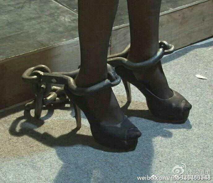 美女重镣 - 图源微博，有老哥知道前几张图是MJ的哪部片子吗 知道的麻烦说下 谢谢；后面几张有知道在哪能看的也麻烦告知下 多谢 [丝袜,高跟鞋,脚铐/脚镣,恋足]