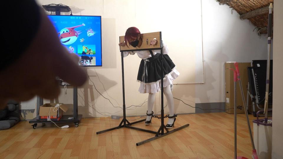 魔法摄影工坊--【模特小翼 被监禁的女仆7 拘束架惩罚】 日常打扫发现现在女仆工作越来越不上心了 没办法只能老一套进行TJ训练  可用完了〇蛋发现已经不能好好TJ了...<br>没办法 只能拿出惩罚用的拘束架来好好惩罚一番了...