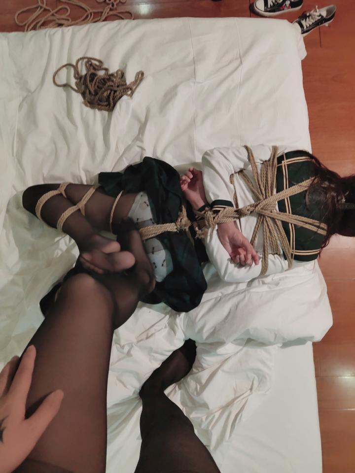 约绑的超可爱的伪娘亚亚~ - 终于有小伙伴约我了，超级可爱！瞬间我就化身抖s了~调教人的感觉果然很棒，嘿嘿嘿…… 先放点图片，视频果断时间上传~ 想约的可以加我q  1099283049   本人坐标广东珠海 [丝袜]