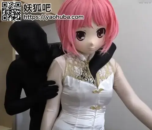 エロいアニメマスクのママがいるBAR 番号；<span style='color:#b0b0b0;'>[隐藏文字，购买后可见]</span><br>购买地址；<span style='color:#b0b0b0;'>[隐藏文字，购买后可见]</span><br>喜欢这个系列的千万别错过，这次穿得旗袍丝袜超级刺激项目说明<br>美丽而色情，与动漫面具的妈妈一起酒吧！<br>真实的面孔也很流行，我强行摘下面具去看真实的面孔，但是面具下面是肤色的橡胶面具。<br> 