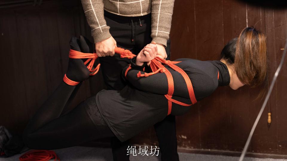 驷马、团缚、小姐姐的羞涩首秀 - 小姐姐第一次体验绳艺，略带紧张，不过还是不错的，小姐姐说挺喜欢这种被绳子拥抱的感觉！