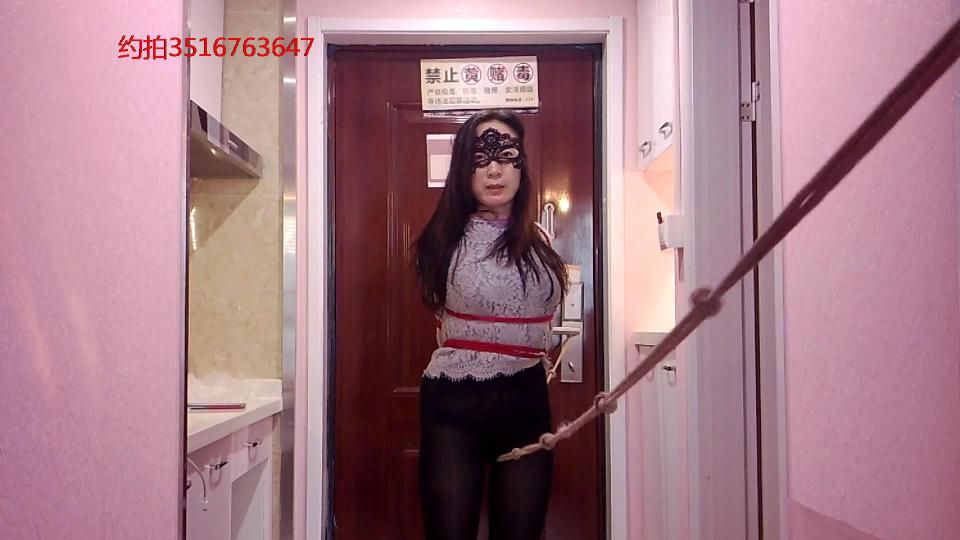 小母同学震撼来袭！女王面纱+后手直臂+押解+走绳，再加上[不可描述]的伺候，小母同学呻吟声不绝于耳！显然是以深陷其中，显露出十足的奴性！ 解压密码 jiangshan<br>下载之后解压。小母同学的调教升级了！走绳和[不可描述]，至紧的束缚。<br>加密码是防止被举报。<br>江山，3516763647