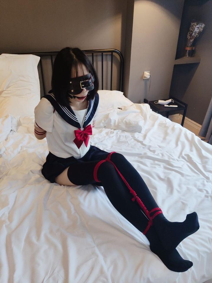 【咕咕精】脱缚挑战2 拳缚五花（【学生体验、大号口枷、反剪双手、胶带缚拳） 【学生体验】用静电胶带缠绕模特的拳头并且简单五花缚，限定时间内脱缚。<br>期间将双腿也折叠起来绑在一起，增加脱缚难度。<br>期间装备眼罩、口环{大号口环，撑到妹子嘴巴疼的那种}<br>脱缚成功：奖金奖励<br>脱缚失败：在嘴里挤柠檬汁，强迫流口水<br><br>本系列为脱缚实验系列第二集，难度逐级增加，惩罚尺度逐级加大。请大家点个关注，关注后续众筹、更新。<br><span style='color:#b0b0b0;'>[隐藏文字，购买后可见]</span>