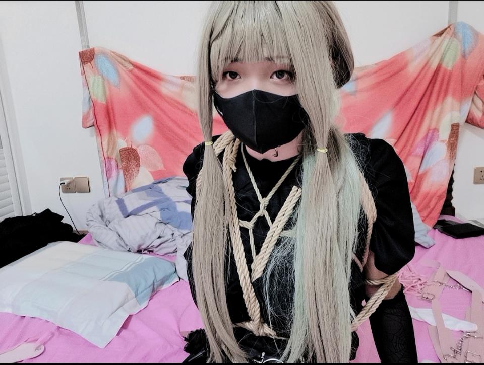 男孩子自缚，开美颜的了 - 自缚时拍的，自缚时要注意安全，准备好剪刀和活结，避免不必要的尴尬233