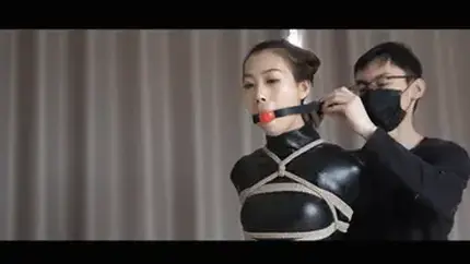 【半岛束艺台】YT881 这个冬天一个也不能少：诺米胶衣捆绑户外溜达 对于本集，我想说的并不是户外也不是胶衣，而是口球。这个样式的口球你在国内几乎是见不到的，先别着急反驳我，仔细看哦，这是老式的欧式口球，球与皮带之间没有任何过渡件，整体连接。台长不太喜欢口球，唯独对这种复古欧式口球情有独钟，整个淘宝上只有一款与之相似但非常劣质的塑料球，而且直径很小，亚马逊上也没有，要问我为啥有，因为这是我自制的。<br><br>★★★解压密码：<br>peninsula2018<br>修改后缀名为mp4观看<br><br><br>【半岛束艺台】不做精品只做生活，用镜头记录最真实的绳艺，纯净捆绑，健康游戏！为每一个热爱捆绑的朋友展示最纯粹的绳艺，为每一个客户用心打造属于您的专属作品。联系方式QQ2245148409/微信peninsulastudio/推特Twitter@PeninsulaBound，业务咨询秒回，闲聊看心情，色情勿扰。<br><br><br>