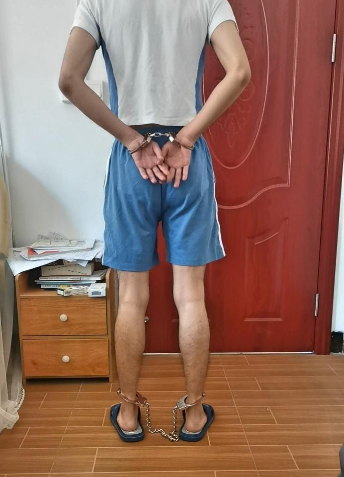学生违反校规穿短校服戴镣铐惩罚（2） - 学生违反校规，穿短校服，要求戴铐各种姿势惩罚 [手铐,脚铐/脚镣]