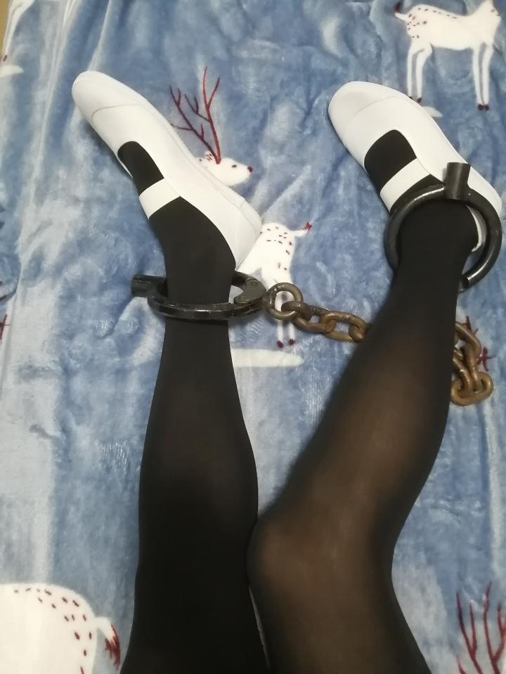 喜欢的小白鞋和脚镣