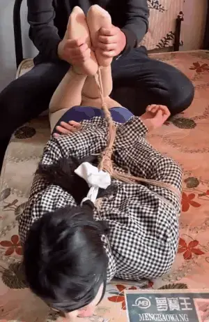 玩奴原创之好身材美女糖糖超紧龟甲后手缚驷马TK挣扎，运功裤肉丝美腿，胶带堵嘴，超长50分放送，定拍和谐交流约绑教程请加qq805351328，祝同好元宵节快乐！ 解压密码<span style='color:#b0b0b0;'>[購入後に隠しワードが表示されます]</span>，感谢大家对up主的支持，祝大家元宵节快乐！本次带来的是24岁高个美女糖糖的费绳龟甲高手缚，坐缚挣扎，驷马tk挣扎，约绑过小姐姐中中单论身材，糖糖是非常优秀的了，肉感与身材并存，本次超长篇50分放送哦！<br>经过这一期间跟各位同好的沟通，博主准备推出新系列口水囚徒系列，主要是以口水收集堵嘴为主的捆绑调教,把实打实的真实调教给大家放送，敬请期待！<br>另外为了方便各位同好约绑，博主最近推出了一个非常详细的约绑教程。里面有非常详细的从零基础开始教大家如何认识妹子，如何与妹子沟通等等。非常的实用，有兴趣的各位同好加805351328咨询。<br>下载操作：<br>1、电脑下载<br>2、解压<br>3、将压缩包内rar文件名后缀修改为mp4。<br>还有也希望大家可以支持玩奴原创的其他作品还有众筹，玩奴原创主打的就是真是不做作，给各位看官大大绝佳的感受。目前有真实约拍系列和绝对调教系列，都非常精彩哦！