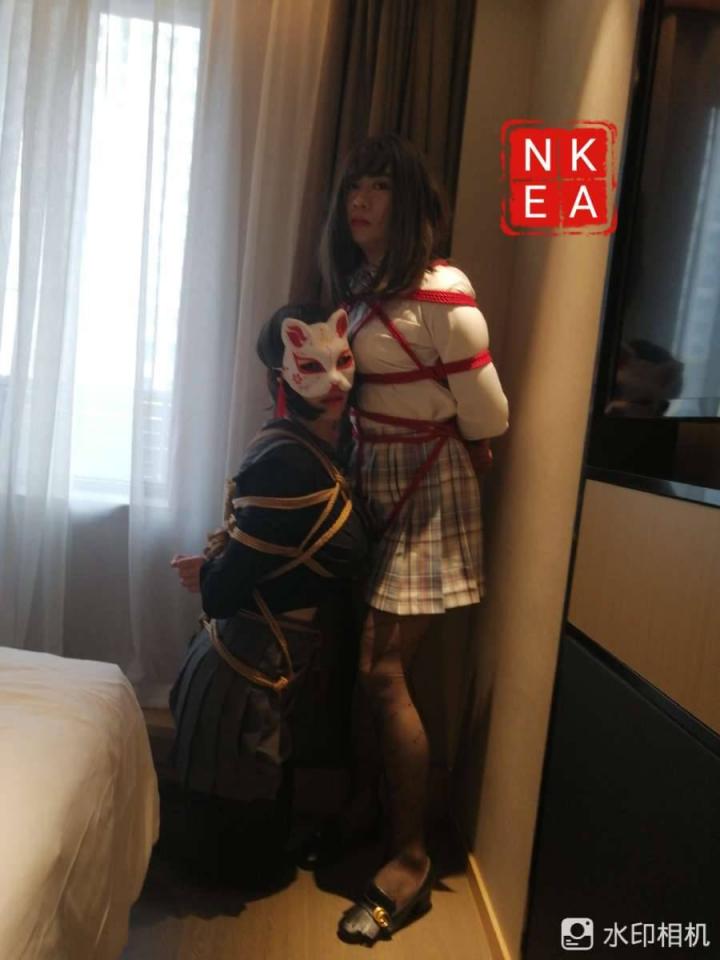 双人绳缚及绷带木乃伊 - 双色jk配双色绳，以及白色绷带木乃伊（伪娘经过，介意请勿购买）视频近期发售敬请期待