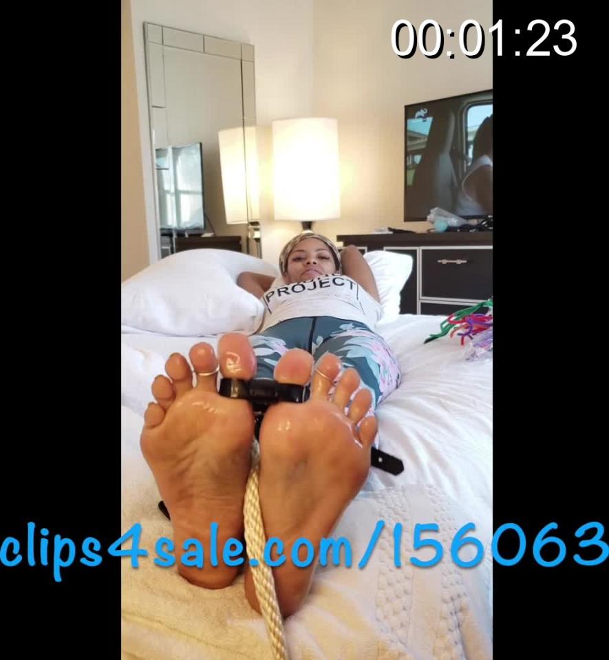 Tickling the Oily Golden Arches of Sunshine Known for her "Golden Arches", Sunshine finds herself in a rather compromised position, and ba da ba ba ba - I'm lovin it! This biracial HIGH ARCH having, pretty toes painting, meaty soled maven, undergoes a thorough tickling of her heavily oily soles.  The clip opens with the tickler pouring an excessive amount of baby oil on her restrained feet, gives a big gulp as if he's just drank a large glass of water, and then proceeds to go to town with fingers, tools, and vigor!  No plot here...just a pretty girl, with pretty feet, that get really oily and tickled for nearly 10 minutes...Indulge! <br><br><span style='color:#b0b0b0;'>[隐藏文字，购买后可见]</span>