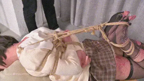 【ZHUA】黑丝jk爪爪的极限驷马，身体快被拉成弓形，嘴绳强制抬头、撕毁黑丝滴蜡 蜡滴得满腿都是~<br>这期被打得超疼的<br>叫出杀猪叫，挣扎不了，<br>只能被无影鞭无情鞭打，<br>（的确是无影的）hhh<br>预览图都是gif哦，<br>看预览图就可以知道视频内容啦~<br>解压密码：<span style='color:#b0b0b0;'>[隐藏文字，购买后可见]</span><br>Twitter：@xingyunmiao<br>Telegram:@zzZHUA<br>视频号:ZHUA011
