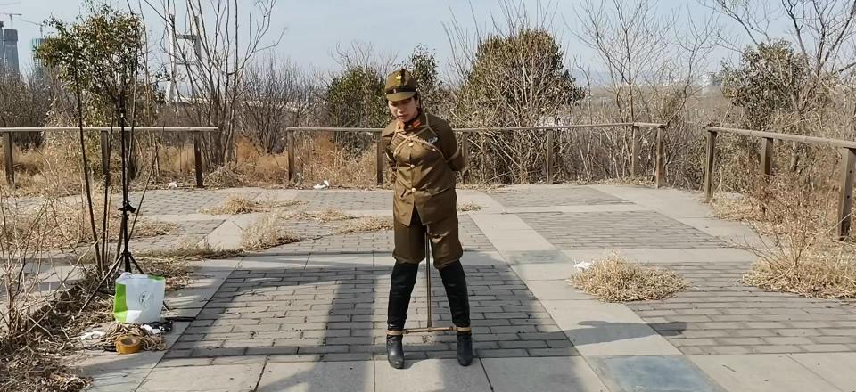 HD飞天:这一次把光杆司令官云儿押到谎无人烟的山顶上...... 解压密码:hdsy<br>把云儿押山上，紧缚够难受啦，又把T形架给她固定上，强迫行走，固定木栏上折磨，吊起来木棍敲打，在荒无人烟山顶上只能忍受折磨......<br>想定拍的老铁们请加qq272728243
